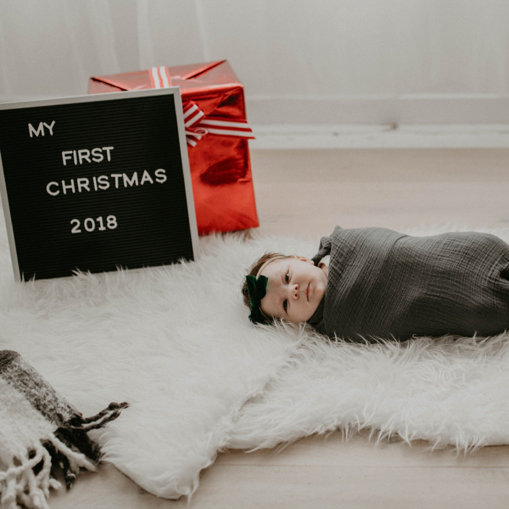 7 Tips to Pull Off a Baby's First Christmas Photo Shoot